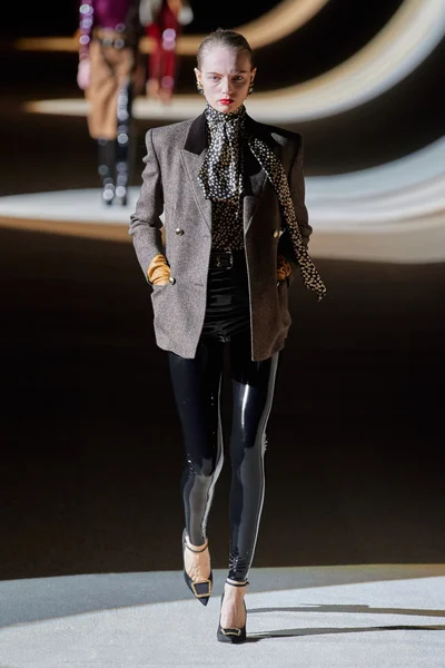 Look 10
